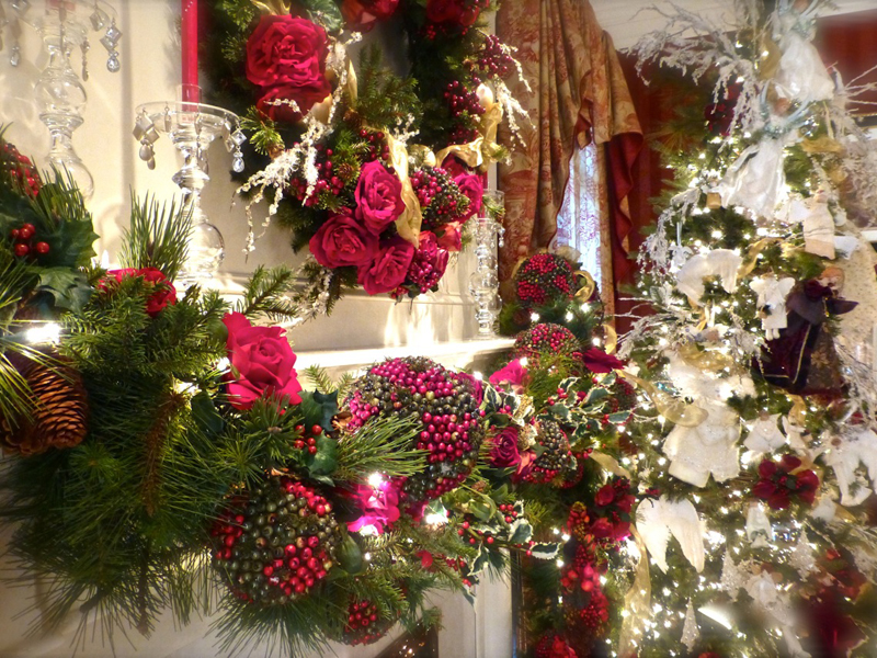 Christmas room decorations with roses