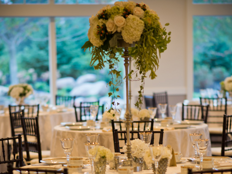 Elegant Garden wedding table flower arrangement